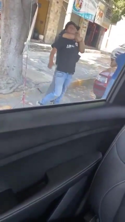 Comenzó a circular este video donde se ve a dos hombres golpeando a un vendedor ambulante hasta dejarlo inconsciente en #Tehuacán, #Puebla. Hasta el momento, se desconoce el estado de salud del comerciante y ninguna autoridad se ha pronunciado.