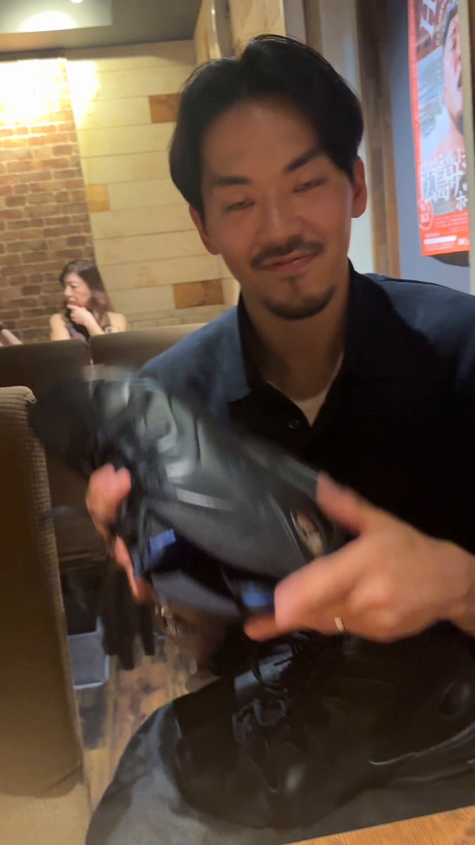 竜青にサプライズで想い出のバッシュをプレゼント🏀めちゃくちゃ喜んでくれたので良かった✨ Bリーグ2024-2025フリースロー王者に輝いたらしいので今度勝負挑みます。勝ったら俺がアワード代わりに出ます🏆 篠山竜青