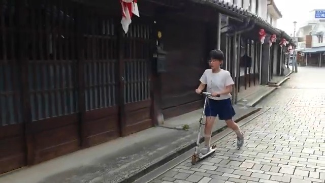 Xperia 1 VII の「AIカメラワーク」を使って撮ってみた。 キックボードで遊んでる子どもの周りを走りまわって撮ったから大変(;ﾟ∀ﾟ)=3ﾊｧﾊｧ かなり大雑把に動いてこれだから、結構安定して撮れててかなり使えそうｗ