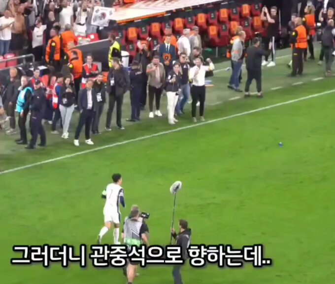 태극기 받아서 두르고 동료들한테 가는거 쏘감동..