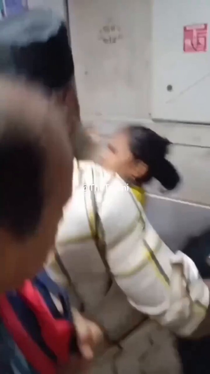 🚨HORRIFYING Visual from 2025 … Md Hassan is brutally thrashing a Divyang woman because she asked him to get up from the seat which was reserved for Divyang/Physically challenged people in #Mumbai Local Train… Passengers kept stopping him, but Md Hassan kept thrashing the Divyang woman …