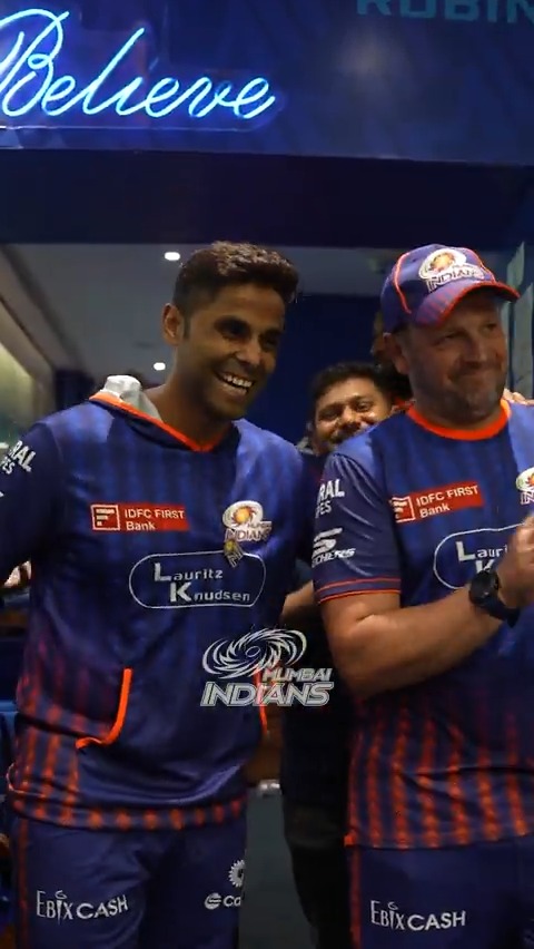 When Surya shines, everything lights up! 🔥🌟 73* (43) ➡ A batting masterclass ➡ Dressing Room Award, locked in! 🎖 #MumbaiIndians #PlayLikeMumbai #TATAIPL #MIvDC