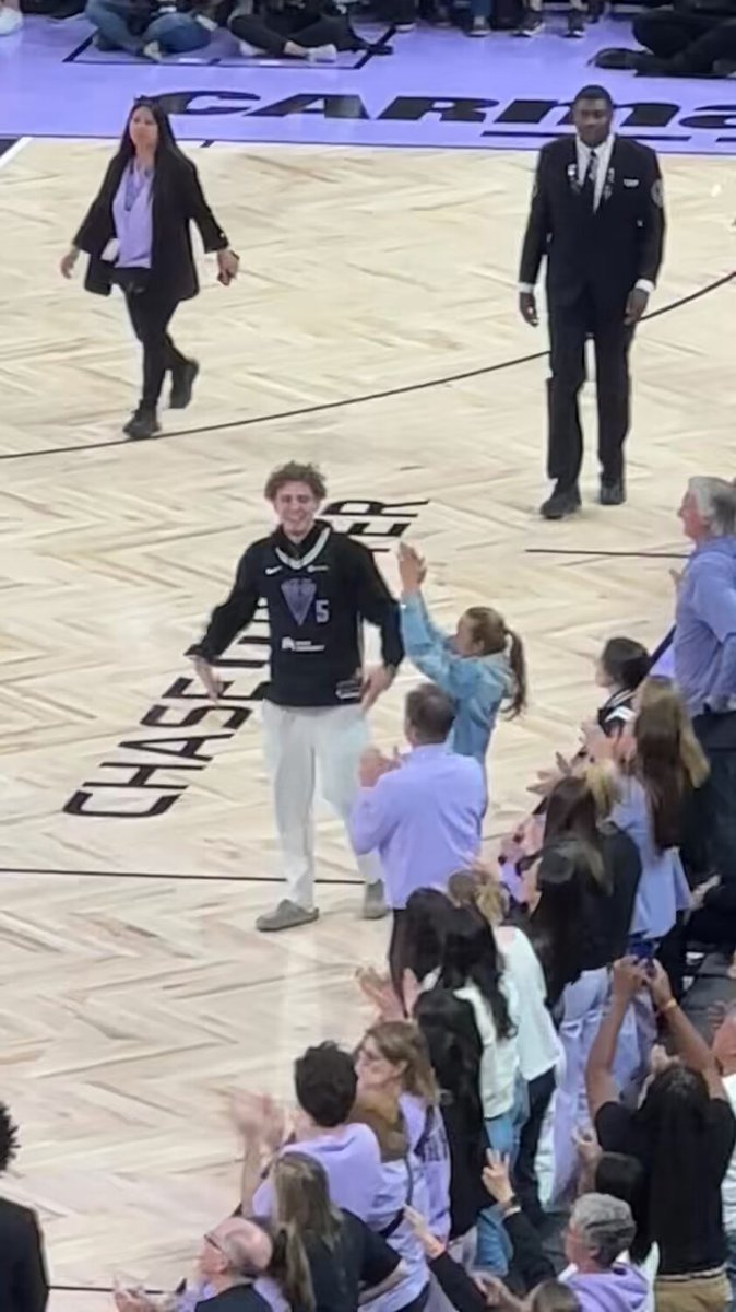 Joe Lacob and Podz celebrate after Veronica Burton hit her third three of the night 👏
