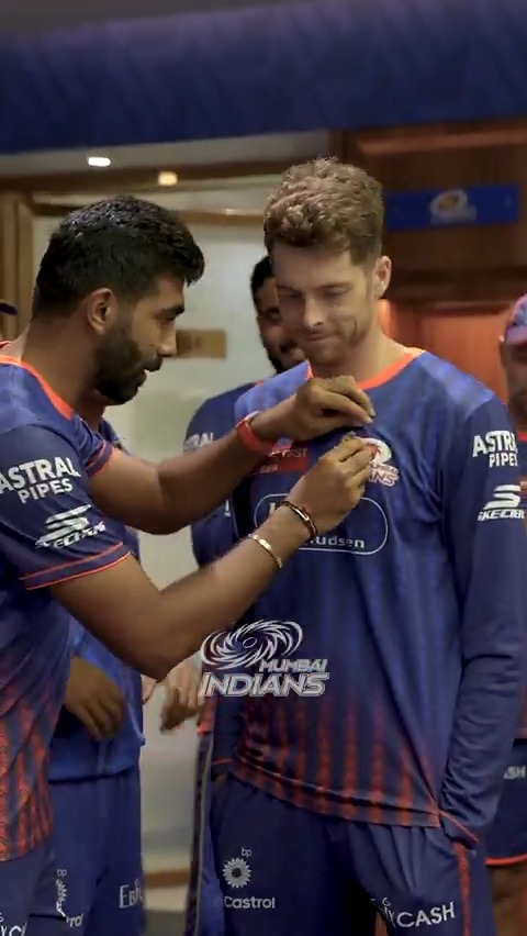 𝟑/𝟏𝟏 — a spell straight out of the top drawer! 🎯 Mitchell Santner spun a web and bagged the Dressing Room Best Bowler award! 🎖💙 #MumbaiIndians #PlayLikeMumbai #TATAIPL #MIvDC