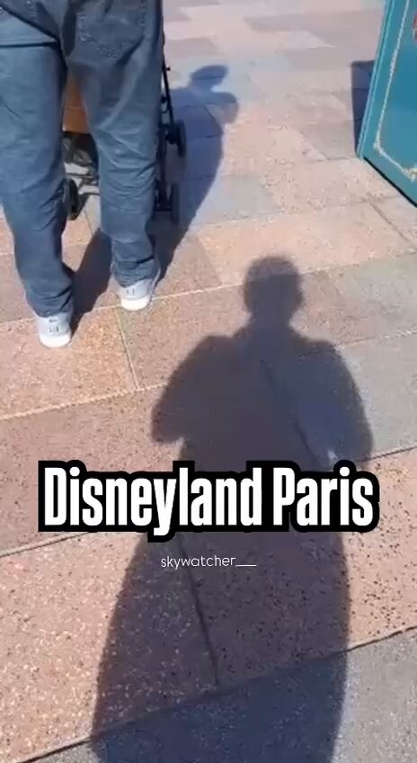 A Disneyland Oaris, il y a une nouvelle attraction sensationnelle ! Bon faut lever la tête pour la voir 😁