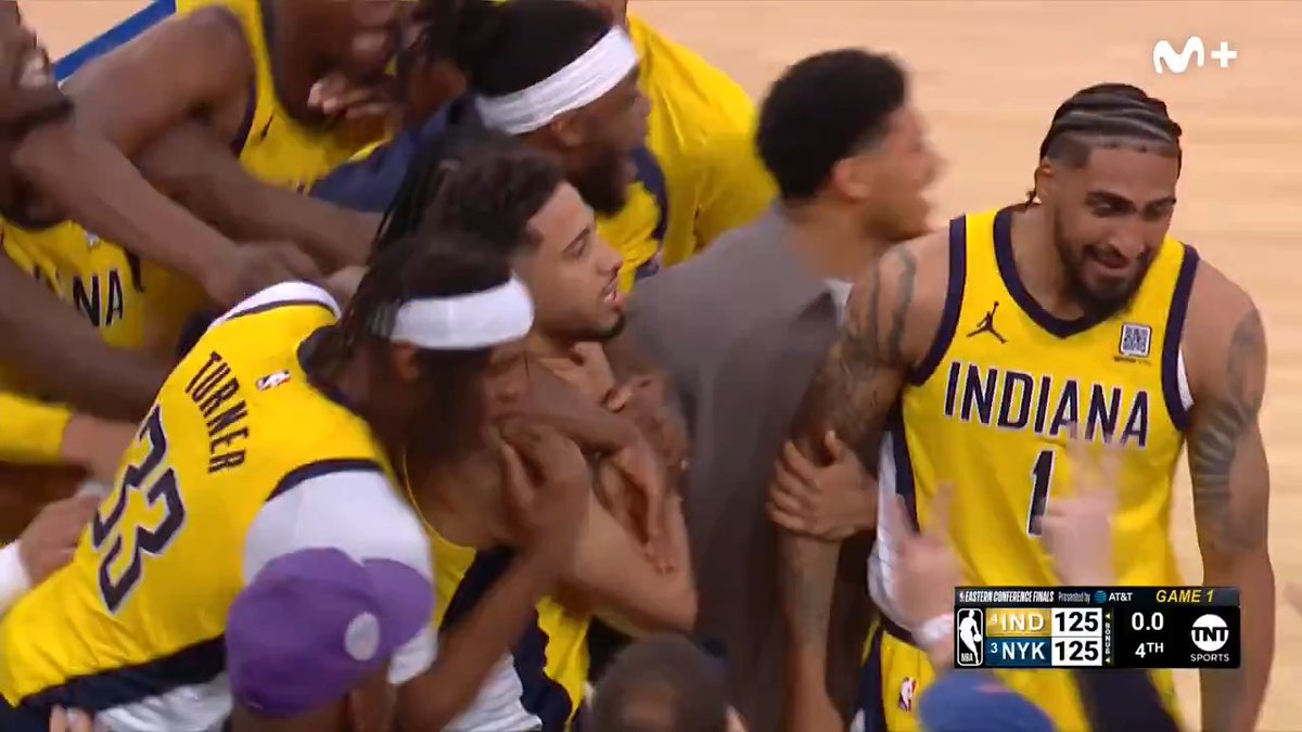 𝙐𝙣 𝙩𝙞𝙧𝙤 𝙥𝙖𝙧𝙖 𝙡𝙖 𝙝𝙞𝙨𝙩𝙤𝙧𝙞𝙖 Haliburton forzó la prórroga en el Madison con este tiro imposible sobre la bocina. #TiempoDePlayoffs