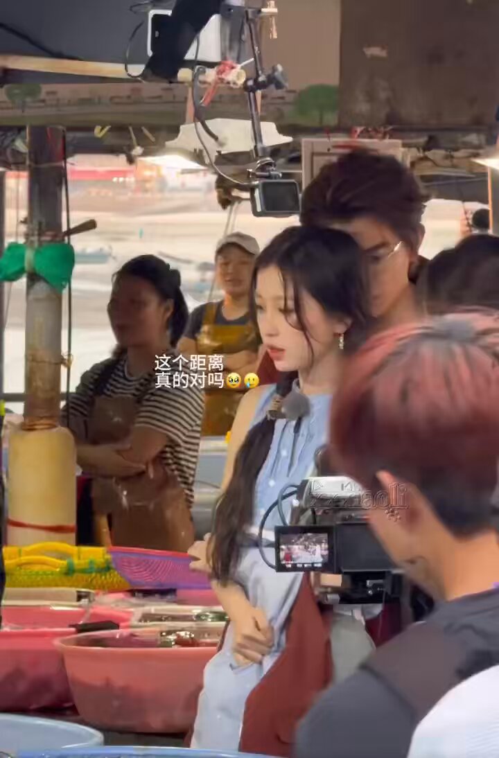 这个视频就是很好品啊，凑到后面贴着讲话的亲密感，能感觉到热气吹过脖颈痒痒的，分开的时候一个吐舌头一个害羞到捂嘴，说的什么完全不重要了，只想到晚上嘴唇会从后颈慢慢滑下去印在颈窝然后抱着她拉开双腿抱在怀里操，舒心在回忆这个吗？海鲜市场里面都是鱼腥味，晚上的舒心也像一尾湿漉漉滑溜溜的鱼