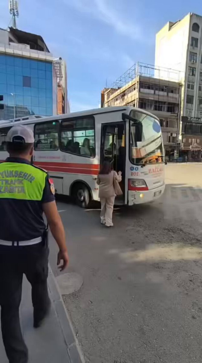 🔥 *Sıcak hava değil, kapalı klima terletiyor! Adana’da halkı bunaltan toplu taşıma araçlarına uyarı değil, *3.000 TL ceza* geldi! Klima açmayan şoförlere artık tolerans yok. Vatandaş nefes almak istiyor, ceza da çözüm de kapıyı çaldı! ❄️🚌