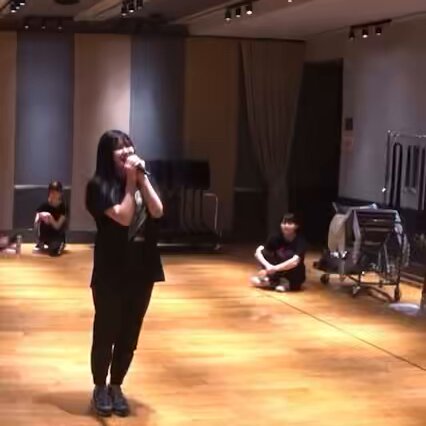 昨年のライブハウスツアーのリハーサル中… 自分の出番を忘れて岡村に拍手を送る西田🍬 本番は無事に…!?出ていけました🎊 #ビヨのおすそわけ #BEYOOOOONDS #ビヨーンズ #西田汐里 #岡村美波