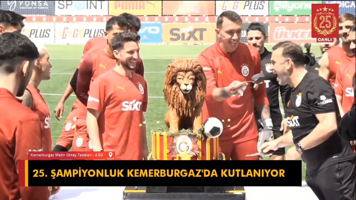 😅 Şampiyonluk pastasını Fernando Muslera, Okan Buruk ve Mertens'e ikram etti.