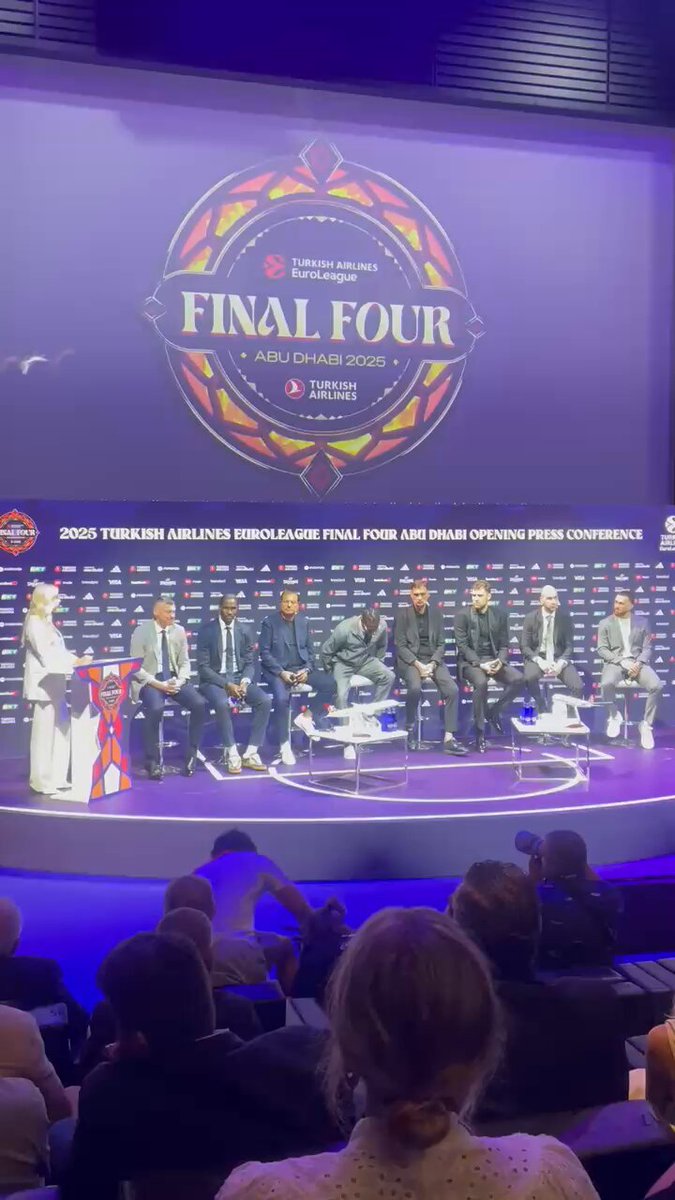 😅 Saras Jasikevicius ve Nigel Hayes-Davis arasında EuroLeague Final Four basın toplantısından eğlenceli anlar! 🗣️ Nigel Hayes-Davis: "Size bağırma noktasında çok iyi iş çıkarıyor. Bunu idmanda yaptığında çok arkadaş canlısı oluyor. Bu da çok hoş ve mutlu bir ortam yaratıyor ve en iyi oyununuzu ortaya çıkarmanızı sağlıyor." 🎙️ Moderatör: "Saras, bunu söylemen için sana ne kadar para verdi?" 🗣️ Nigel Hayes-Davis: "Biz Fenerbahçe'de para için oynamayız. Biz oyuna olan aşkımız için oynarız."