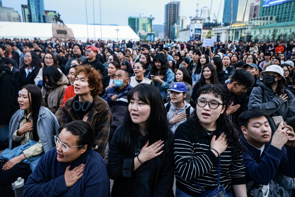 🇲🇳 VIDEO: Hundreds of young Mongolians turned out in the country's capital calling for the prime minister's resignation on allegations of corruption, a longstanding source of deep public anger in the landlocked democracy.