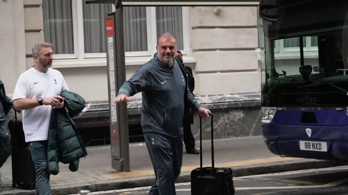 A very happy Ange Postecoglou greeting fans as he gets on the team bus 🚌🔵