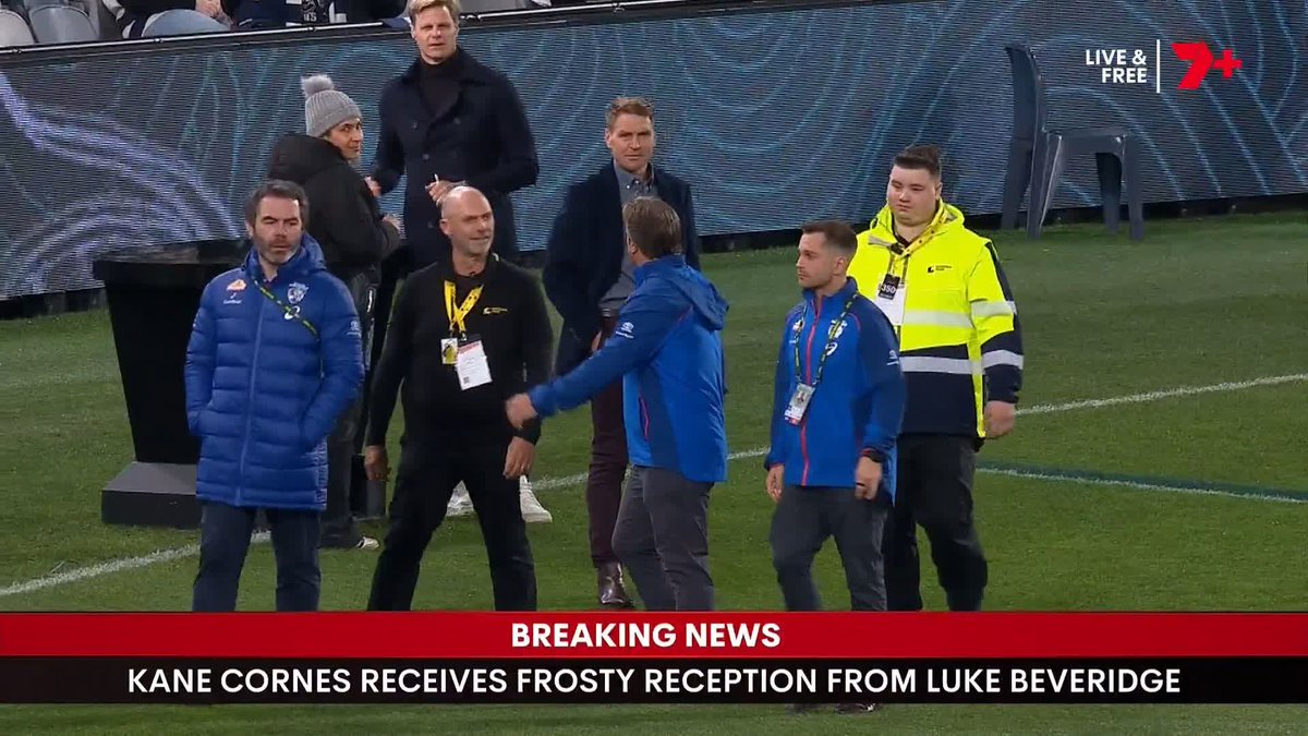 "Clearly the relationship between myself and the Western Bulldogs isn't a strong one." Kane Cornes on his pre-game incident with Luke Beveridge | #AFLCatsDogs