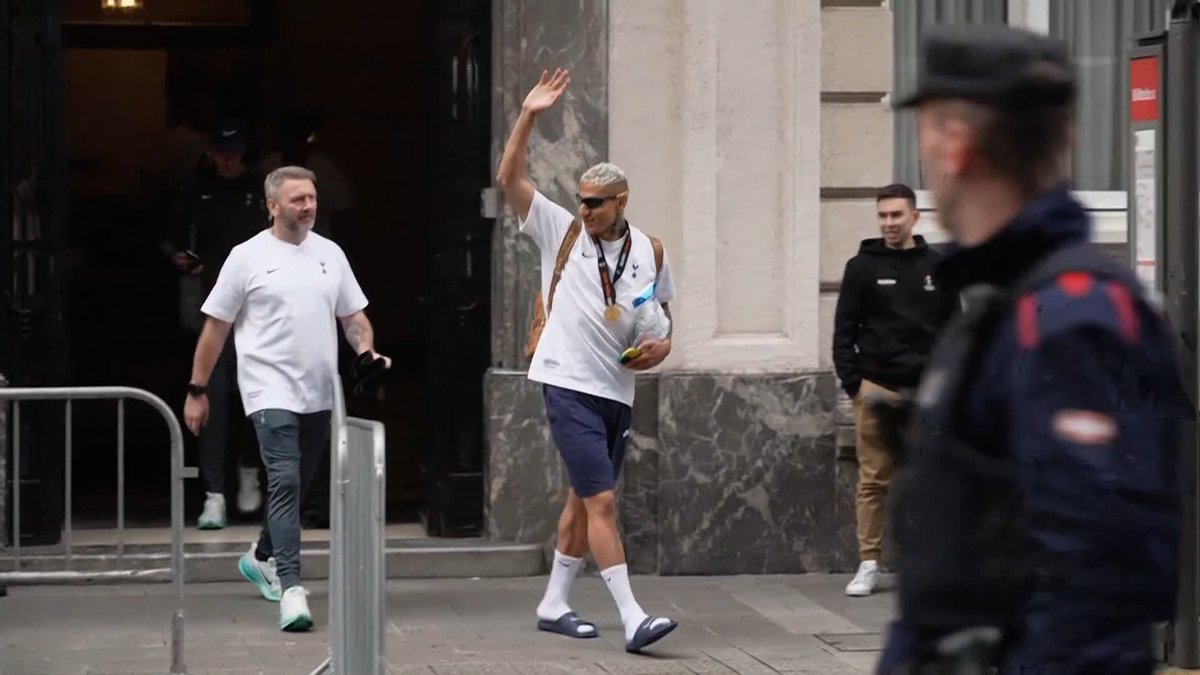 Richarlison, Brennan Johnson and Guglielmo Vicario greet fans as they leave the hotel 🥇👋
