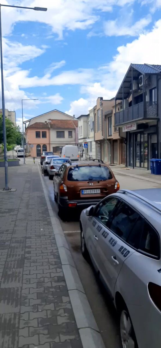 Nad Pirotom dva helikoptera lete veoma nisko. Više puta preleću.