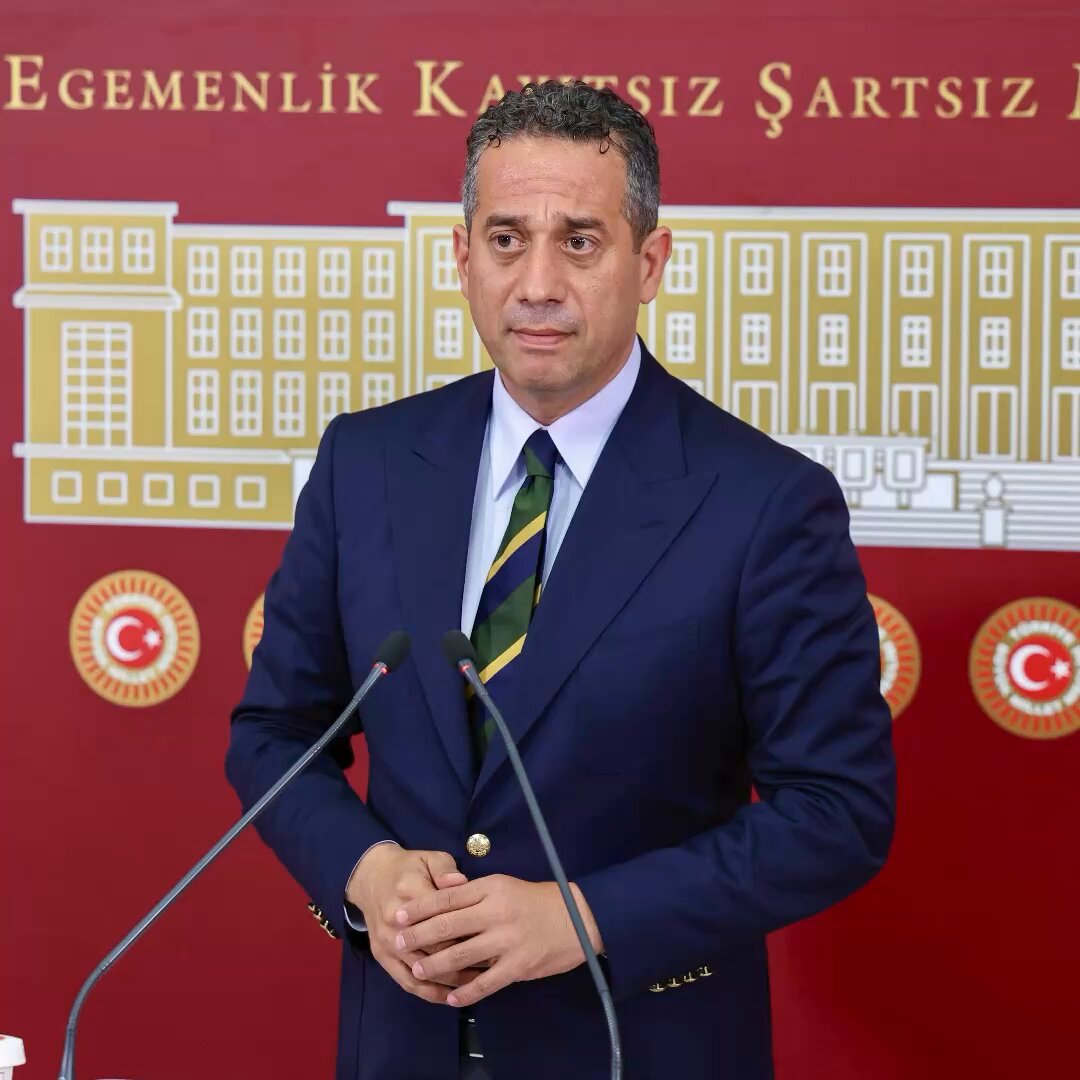 1 milyon atama bekleyen öğretmenin atamasını yapma! Okullarda güvenlik olmasın, temizlik malzemesini veliler alsın! Depremde yıkılan okulların yenisini yapma! Ama Milli Eğitim Bakanlığı'na paralel Maarif Vakfı’na 7 milyar lira daha aktar! Yazıklar olsun!