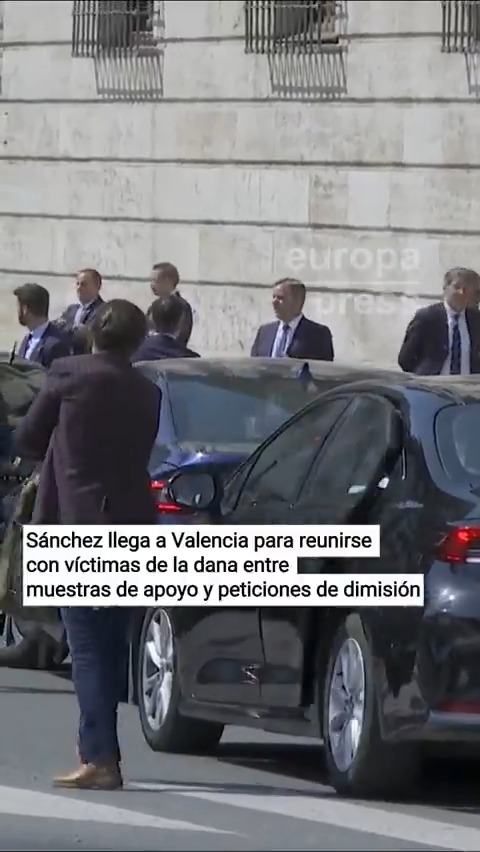 Sánchez llega a Valencia para reunirse con víctimas de la dana entre muestras de apoyo y peticiones de dimisión. Se han escuchado gritos de 'Sánchez a prisión' y 'Mazón dimisión' y se han visto banderas de una organización juvenil adherida a Vox