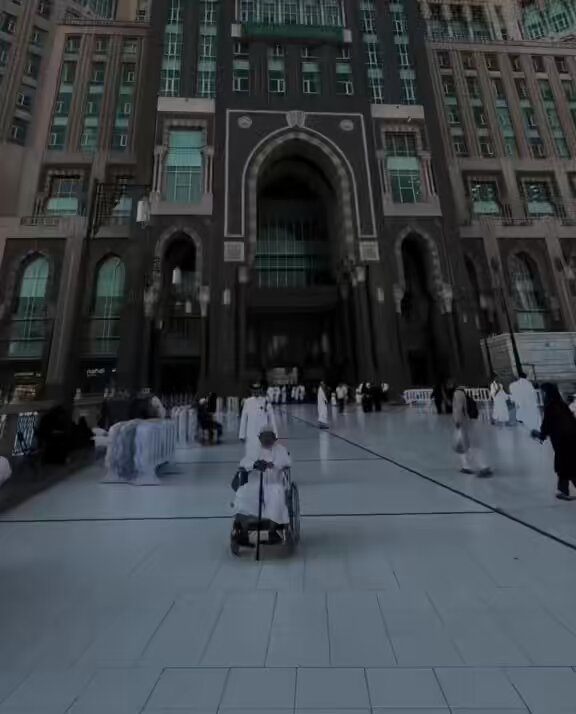 في عام 1398هـ (1978م)، أمر الملك خالد - رحمه الله - بإعادة بناء باب الكعبة، وتم تكليف سبعة أشخاص بهذه المهمة. توفي منهم ستة، ولم يبقَ إلا رجل واحد، وهو الشيخ عبدالله من تايلند. المبدع مهند الفيصل أجرى مقابلة مع الشيخ عبدالله… فماذا قال؟!