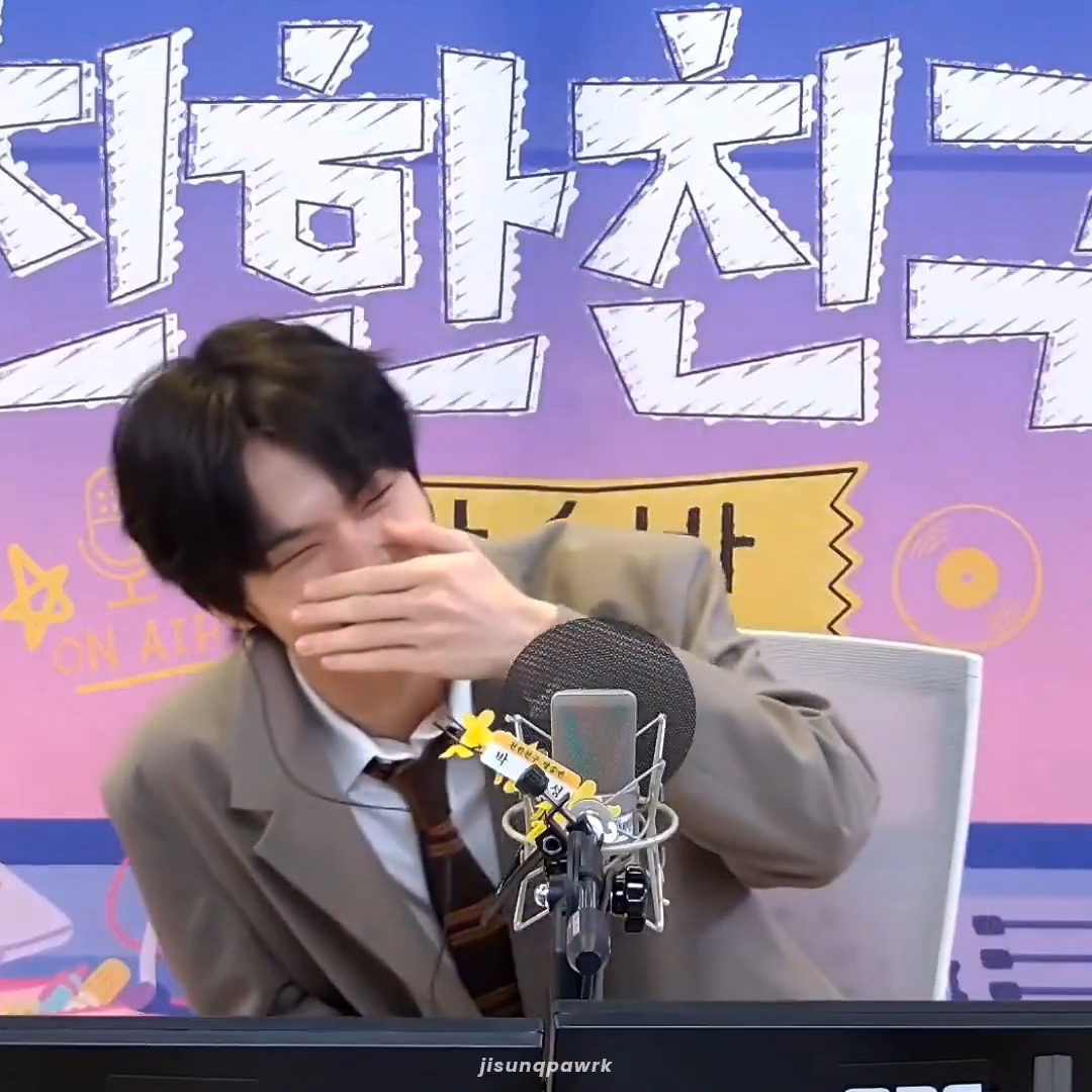 LMAO JISUNG'S SHOCKED REACTION WHEN THE KOREAN VOICE ACTOR OF FROZEN'S ANNA SENT HIM A VOICE MESSAGE ON CHINCHINBANG JUST NOW 😭😭😭😭😭