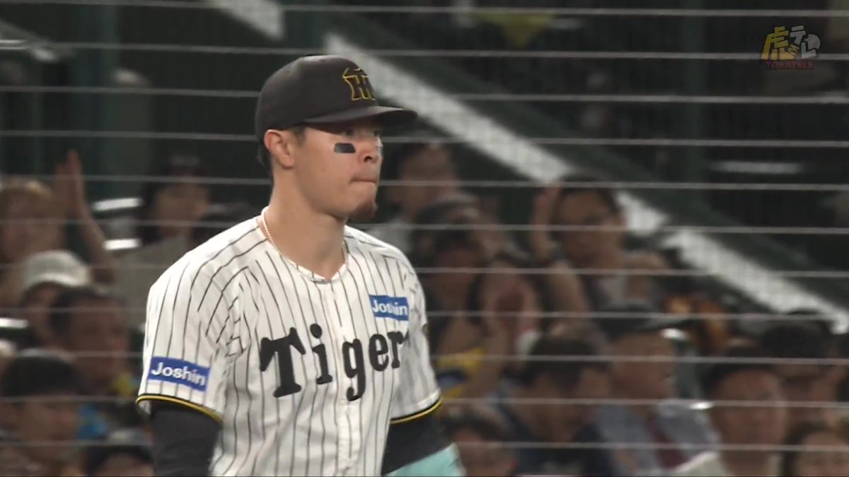 8回表、佐藤輝選手がライン際の打球を好捕！サードゴロファインプレー！ #hanshin #虎テレ #阪神タイガース #鼓動を鳴らせ_虎道を進め