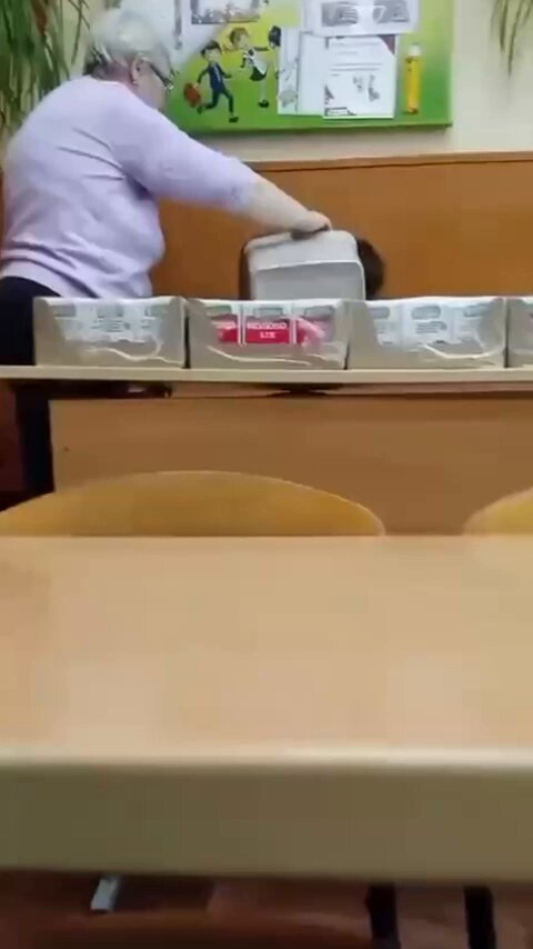 В Саратове учительница надела помойное ведро на голову третьеклассника и пригрозила его убить Женщина держит над ребёнком мусорное ведро и требует, чтобы он выплюнул жвачку. Когда мальчик не слушается, она угрожает: «Убью» — и надевает контейнер ему на голову.
