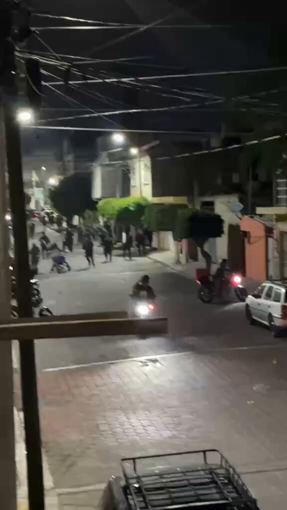 🔥 Incendian el negocio y domicilio de los agresores de Misael, joven de 22 años dedicado a la venta de frutas que fue golpeado en Tehuacán, #Puebla 📹 vía Apolonia Amayo 📲