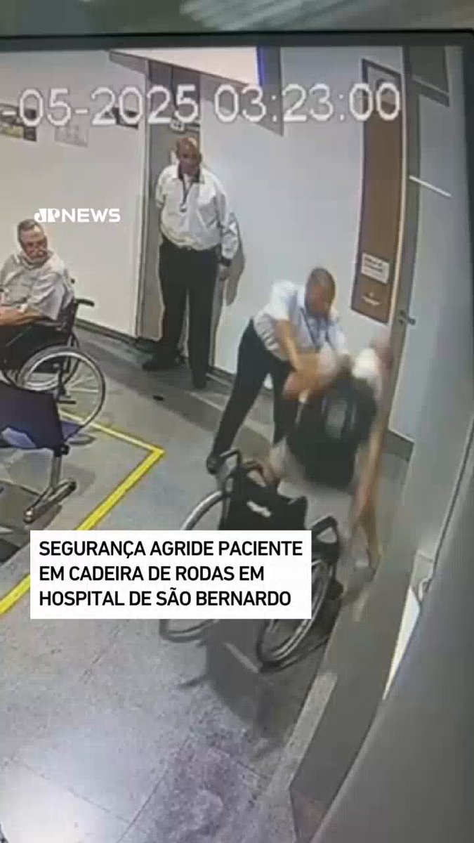 Câmeras de segurança flagraram um segurança agredindo um paciente cadeirante, com colar cervical, na recepção do Hospital de Urgência de São Bernardo do Campo (SP), na madrugada de quarta-feira (21). A Prefeitura informou que os seguranças, que eram terceirizados, foram demitidos e que vai reforçar treinamentos contra esse tipo de conduta. 📺 Confira na JP News e Panflix 👉