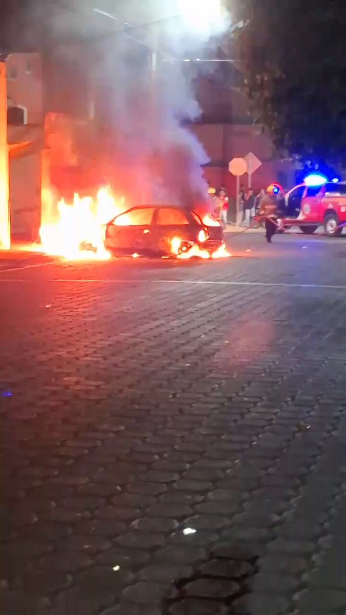 🔴 En #Tehuacán, pobladores quemaron un vehículo y la refaccionaria de los agresores del vendedor ambulante Misael. Autoridades piden evitar este tipo de conductas en la resolución de conflictos. Vía: Apolonia Amayo