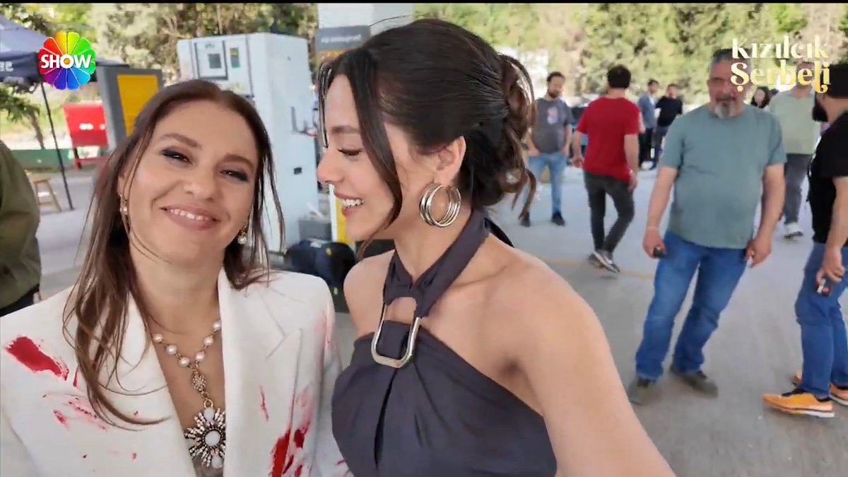 Geçen bölümün kamera arkasında neler olmuştu? İzleyelim bakalım! 🤩 #KızılcıkŞerbeti yeni bölümüyle yarın akşam 20.00’de @showtv’de.