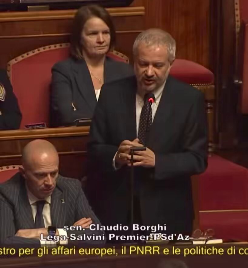 🔴 CLAUDIO BORGHI: “Il PNRR è esattamente come entrare in banca, chiedere il mutuo e ce lo danno a un tasso non conveniente per comprare la casa che vogliono loro.” Lezione magistrale sul PNRR. Condividetela con chiunque dimostri di non aver capito questa trappola della UE.