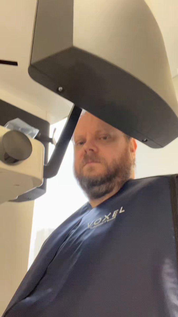 To aqui no hospital fazendo uma tomografia de crânio. Me ajude!
