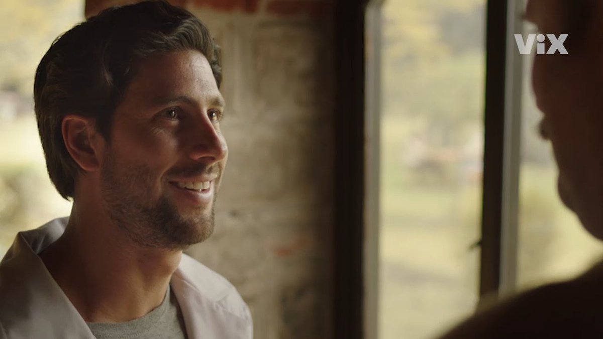 Cuando te enamoras tan fuerte… que terminas internado. 🧠💘 Álvaro lo arriesga todo por estar con Carla, aunque eso signifique perder (un poco) la cabeza. #LocoPorElla, estreno 6 de junio. Solo en #ViX.