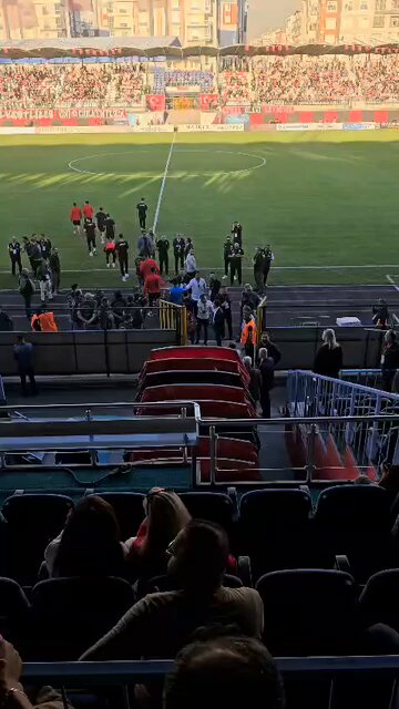 Vanspor taraftarının yoğun ilgisi sürüyor 🔥 Maça 1 saatten fazla süre olmasına rağmen Vanspor tribünleri dolmaya başladı.