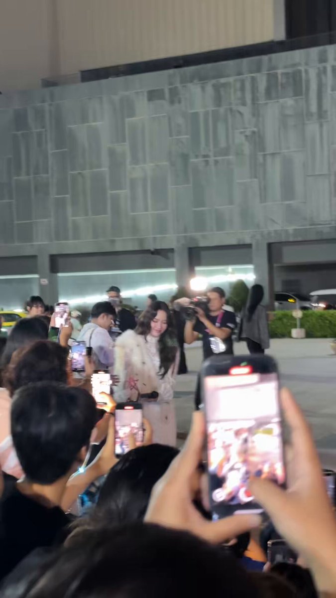 ถ้วยรางวัลนี้ให้แฟน ๆ ทุกคนได้สัมผัสด้วย น่ารักที่สุด ☺️🌷 SAROCHA REBECCA AT 9ENT 2025 #FreenBeckyWin9EntAwards25 #NineEntAwards25xFreenBecky #ฟรีนเบค #FreenBecky #srchafreen