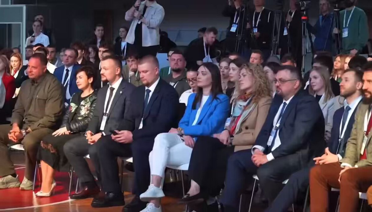 💪🏻 Зеленський розповів, скільки разів може підтягнутися 🗣️"Скажу чесно: підтягуюсь я менше, ніж ви. Мені 47 років. 47 не зможу, але разів 12-15, напевно, зможу", - відповів президент на форумі "Інновації та розвиток у спорті в умовах війни", повідомив канал "Новини. Live".