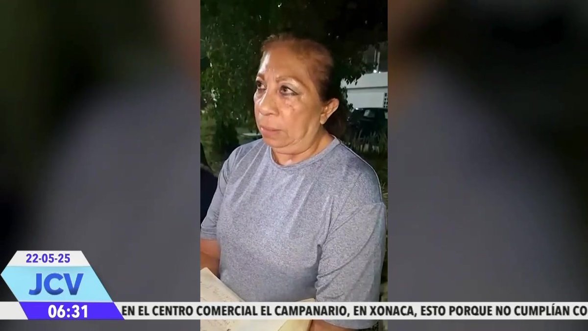 Una población indignada y enardecida generó caos en #Tehuacán tras la golpiza a un joven frutero por parte de 3 personas que le exigieron retirarse de su punto de venta en vía pública. Información: Wen Herrera