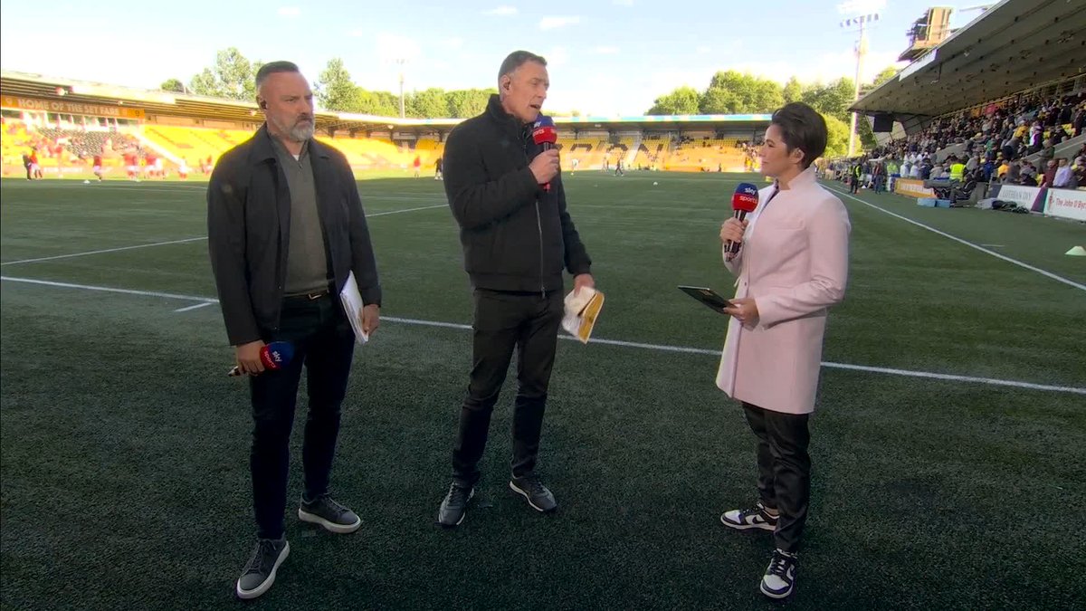 ❓ “You’re hoping Livingston don’t come up because it’s a plastic pitch?” 🗣️ “Yes!” Chris Sutton has his say on tonight’s playing surface…