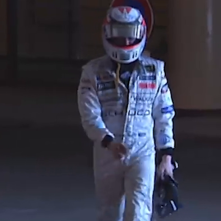😎'BUZ ADAM' AURASI BİR BAŞKAYDI! 😅Monaco’da yarış dışı kalan Kimi Raikkonen, takım garajına dönmek yerine yatına gidip keyif yapıyor!