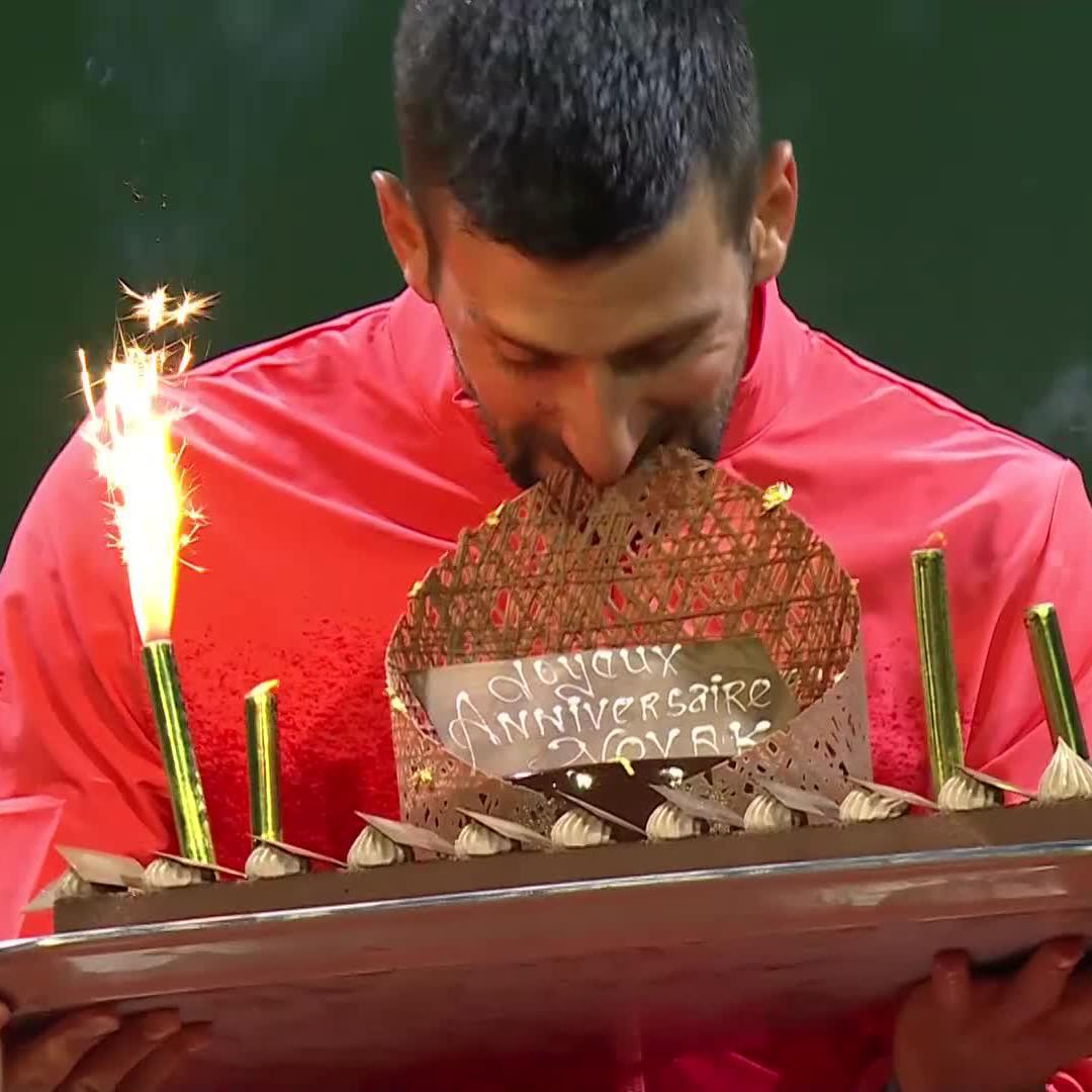 Así le han felicitado a Novak Djokovic por su 38 cumpleaños tras su pase a semifinales de Ginebra. Que nos dure mucho más por el circuito!!