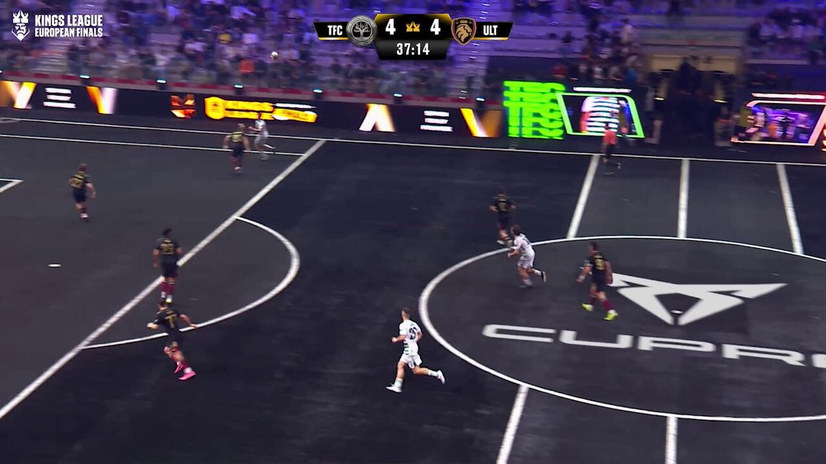 Esto es penal. Pero ni si quiera pusieron una repeticion XD Le da abajo y encima le carga por la espalda con el hombro, doble contacto y nunca juega la pelota. Pero bueno XD
