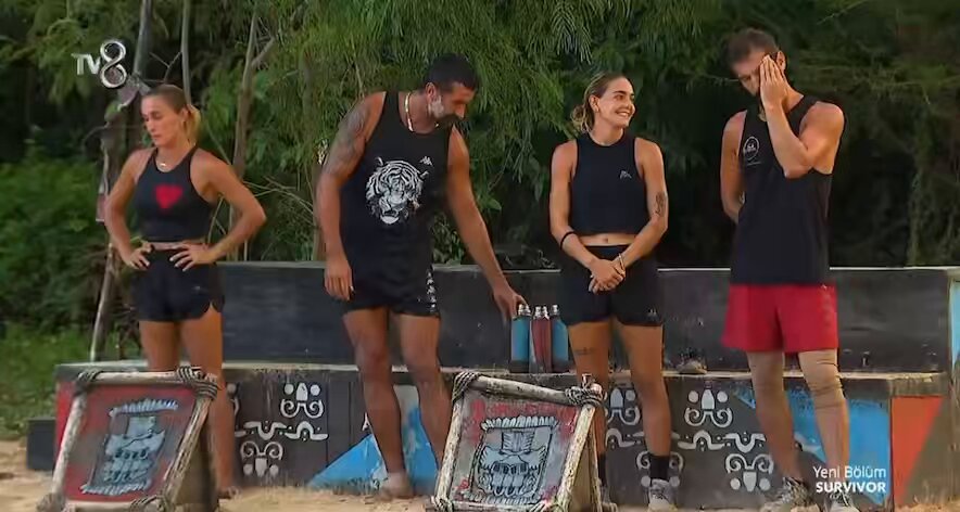 Adem: "Ben bu sembolü tüm sevenlerime ve aileme armağan ediyorum." 🥹🤍 Dokunulmazlık sembolü ait olduğu yerde 🤜🏻🔥🤛🏻 Winner Kılıççı ⚔️ [ #Survivor2025 #AdemKılıççı #AKFC ]