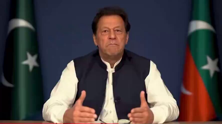 عمران خان نے ۲۱ جولائی ۲۰۲۳ کو ۹ مئی کے حوالے سے یہ سوالات پوچھے تھے. آج تک جواب نہیں دے سکے وہ لوگ جو “ناقابل تردید ثبوت” کے دعوے کرتے ہیں! ▪️آزادانہ عدالتی تحقیقات کیوں نہیں کرواتے؟ ▪️ہمارے سولہ لوگ شہید ہوئے، سو کو گولیاں لگیں، تین کی ٹانگیں کٹ گئیں، ایک مفلوج ہوگیا ہے…ایک پولیس والا یا رینجر زخمی نہیں ہوا مطلب ہماری طرف سے گولی نہیں چلی. تو انہوں نے نہتے لوگوں پہ گولیاں کیوں چلائیں؟ اور اب آئ جیز کے خلاف ایف آئی آر بھی نہیں کٹوانے دیتے. کبھی انکوائری ہوگی، احتساب ہوگا؟ ▪️ کیا پرامن احتتجاج کرنا جرم ہے؟ ▪️کیوں نہیں سی سی ٹی وی کی فوٹیج سے چیک کرتے کہ کن لوگوں نے آگ لگائی؟ ▪️ریڈیو پاکستان کو کس نے آگ لگائی، کیوں نہیں تحقیقات کرواتے؟ ▪️آئ جی پنجاب سے کیوں نہیں پوچھا جاتا کے کور کمانڈر ہاؤس پہ پولیس کیوں نہیں پہنچائی؟ ▪️میرا ایک بیان دکھا دیں ستائیس سال میں جب میں نے توڑ پھوڑ، انتشار اور لوگوں کو مارنے کے لئے کہا ہو؟ ▪️بچوں کو کیوں اغوا اور گرفتار کرلیتے ہیں؟ ڈاکٹر امجد کے تیرہ سال کے بچے کو اٹھا کے لے گئے اور ساری رات منہ پہ کپڑا ڈال کے رکھا. اور تو اور زمان پارک میں گارڈز وغیرہ کے لئے جو نائی آتا تھا، اس کے پاس بھی پولیس پہنچ گئی اور اس نے ہاتھ جوڑے کے میں آئندہ نہیں آسکتا! #عوام_مانگے_خان_کی_رہائی