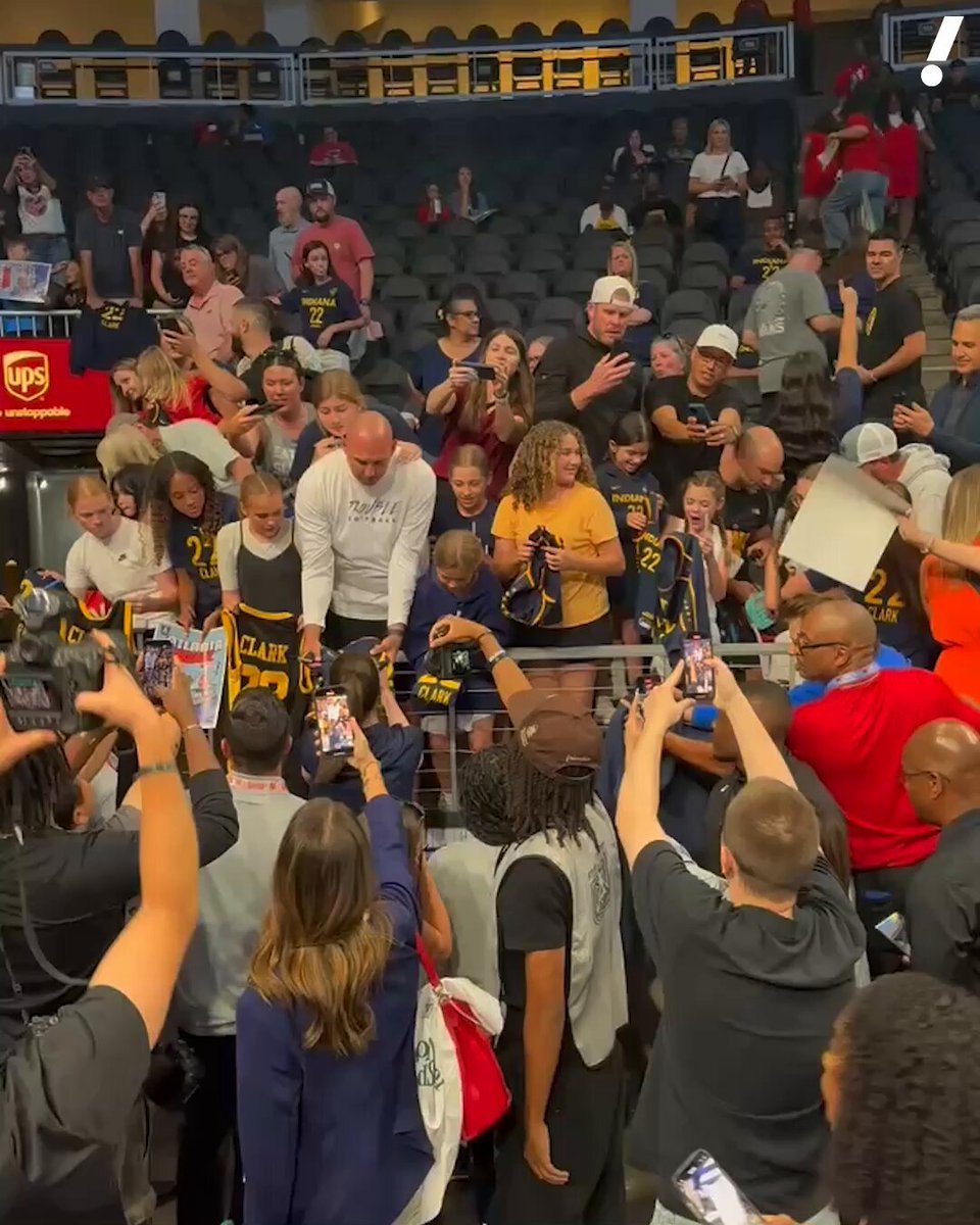 The crowd surrounding Caitlin Clark 😱