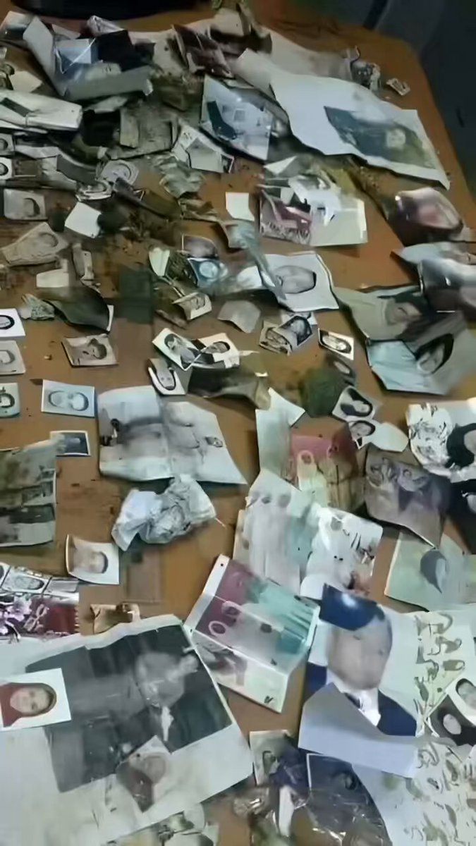 وحدة تحب العلوم ميج ✨ هذا مو بالمغرب بالجزائر قام مجموعة من الشباب الجمعة الماضيه بعملية تنقيب عن الاعمال السحرية المدفونه في المقابر .حسبنا الله على كل ساحر وساحرة