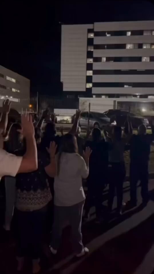 🚨VEJA: Jogador Pedro Severino que teve diagnóstico de morte cerebral, se recuperou e apareceu na janela do hospital para acenar para as pessoas que estavam rezando pela saúde dele.