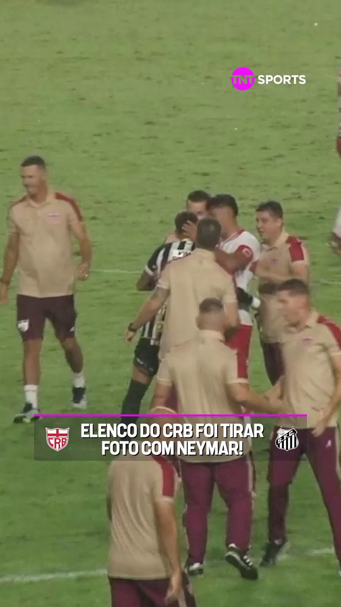 Mesmo após a eliminação do Santos, Neymar atendeu todos os jogadores do CRB que pediram para tirar foto com camisa 10 do Peixe. 📽️: TNT Sports BR