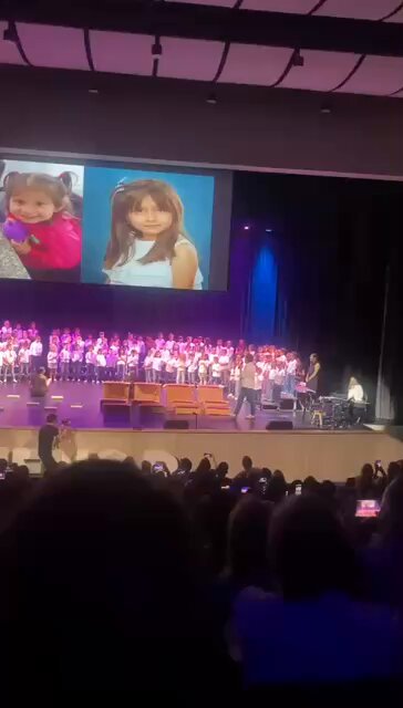 Hoy @panchoteran nos puso a llorar a todos los padres que los vimos interpretar “Negra” junto a nuestros hijos. Querido amigo, hasta mi madre te aplaudió desde el cielo. Qué bello momento.