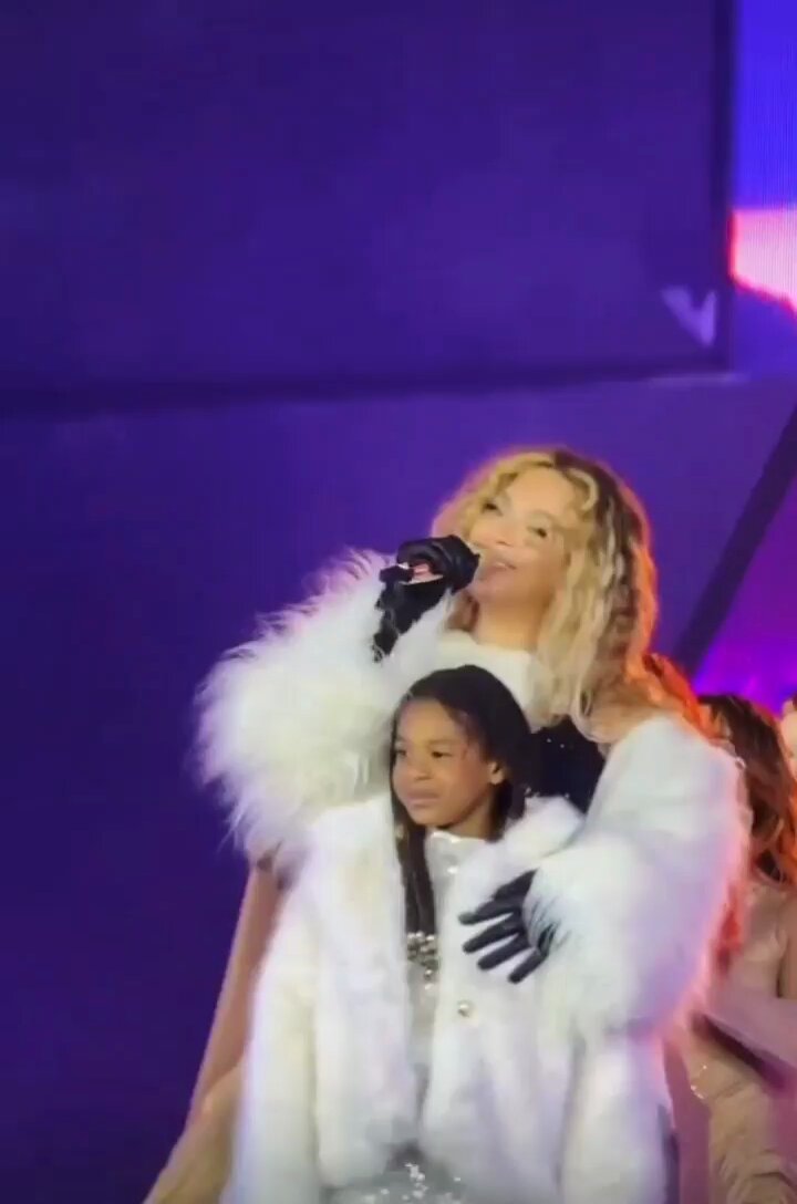 Rumi singing "I'm so in love with you" to her mother amd Beyoncé's reaction is priceless 🥹