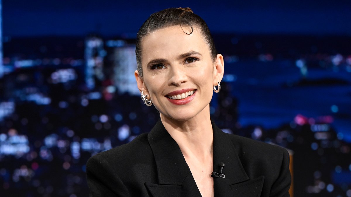 Hayley Atwell’s french bulldogs farted all over Tom Cruise 😭 #FallonTonight